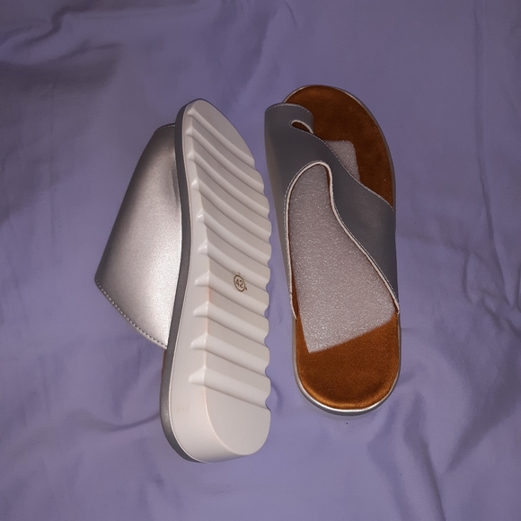 Sandals - Picture 3 of 4